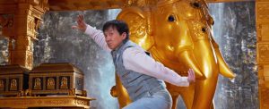 Jackie Chan w pozycji kung fu na planie teledysku rodem z Bollywood